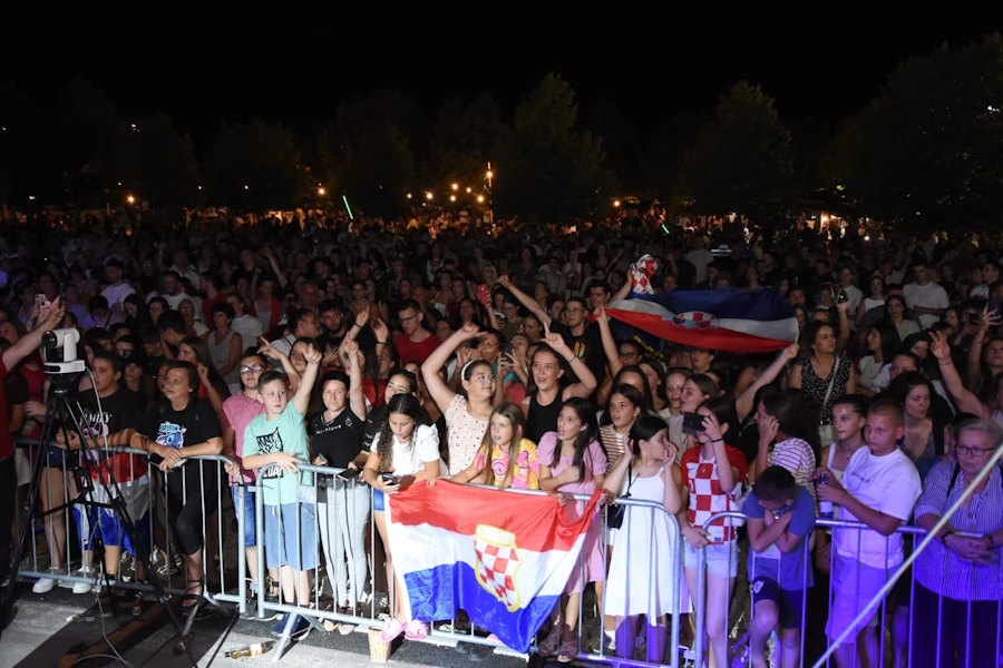 Čak 5 tisuća ljudi na tradicionalnom humanitarno-glazbenom spektaklu Blatničke note dobrote