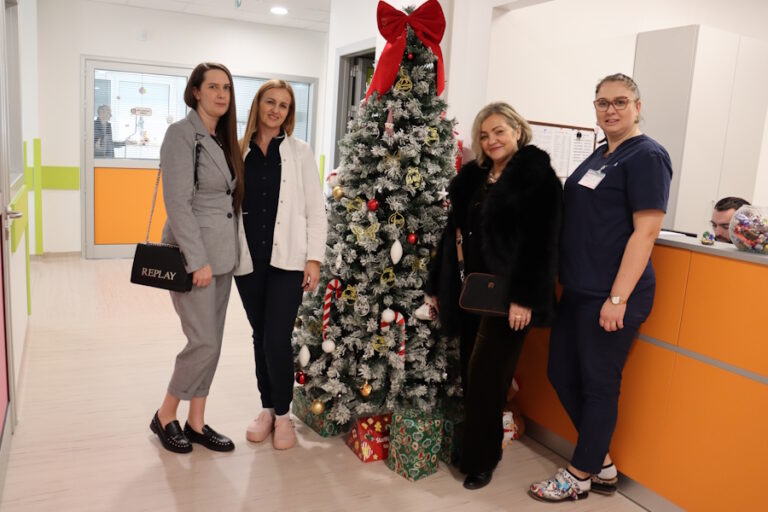 Djed Božićnjak HT Eroneta ponovno kod najmlađih pacijenata SKB-a Mostar