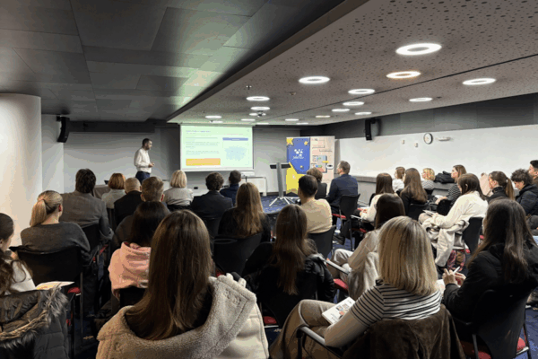 Algoritamske manipulacije produbljuju društvene podjele: Predstavljeno istraživanje o utjecaju AI-a na mlade i demokraciju u BiH