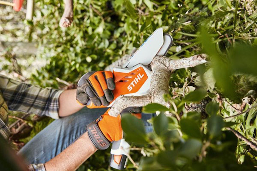 Rezidbu voćaka i vinove loze olakšavaju aku škare i pile